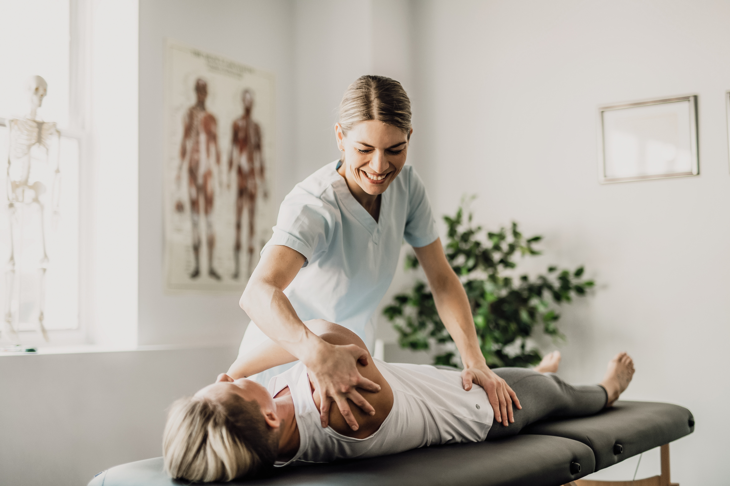 Physiotherapheutin bei der Arbeit