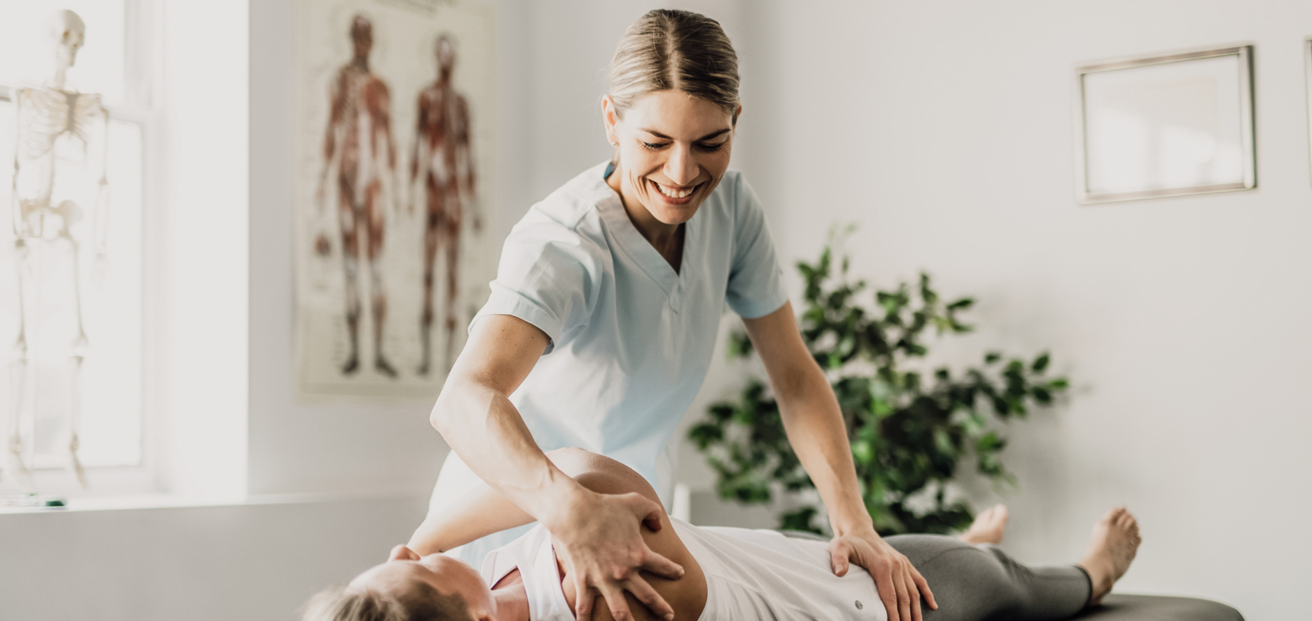 Physiotherapheutin bei der Arbeit