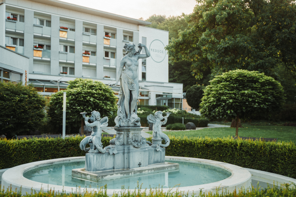 Brunnen im Kurpark des REDUCE Kurhotels