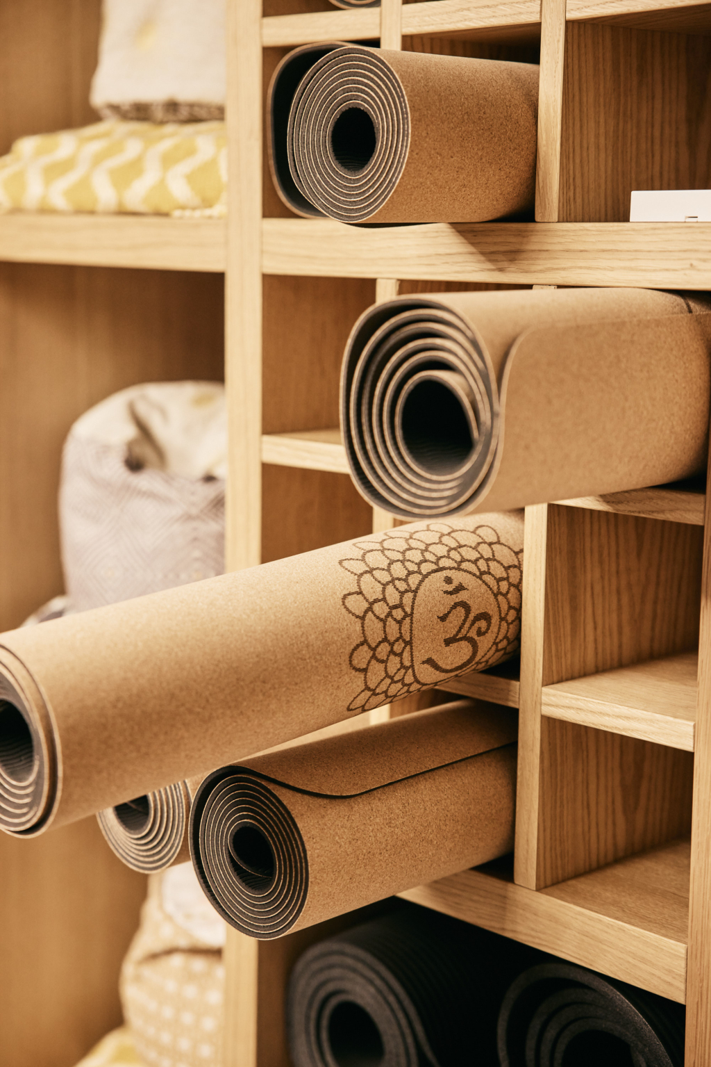 Eingerollte Yogamatten im Meditationsraum des Hotel Holzapfel